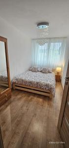 Ένα ή περισσότερα κρεβάτια σε δωμάτιο στο Apartament u Agusi