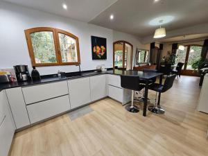 Η κουζίνα ή μικρή κουζίνα στο Villa piscine climatisée à Opio