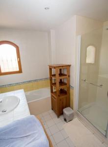 Ένα μπάνιο στο Villa piscine climatisée à Opio