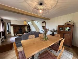 ein Wohnzimmer mit Tisch und Couch in der Unterkunft Maison charmante à Bec-de-Mortagne avec jardin clôturé in Bec-de-Mortagne