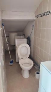 a bathroom with a toilet in a small room at Studio Pour Une deux Personnes in La Courneuve