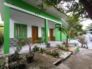 Ein Garten an der Unterkunft AAL Homestay