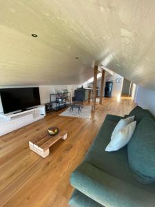 TV a/nebo společenská místnost v ubytování LABEA-Stay - idyllisch I romantisch I View I Natur