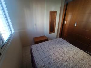 大普拉亚São Conrado的一间带床和窗户的小卧室