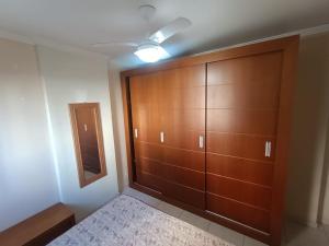 大普拉亚São Conrado的一间带大衣柜的房间，衣柜里有一扇木门 更多1张照片