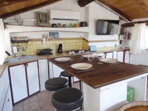 una cucina con tavolo e bicchieri da vino di Agreable maison anduzienne au coeur du village ad Anduze