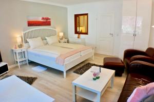 ein Schlafzimmer mit Bett und ein Wohnzimmer in der Unterkunft FeWo im Grünen mit Terrasse und Garten - gratis Therme in Bad Bevensen + 37 Fotos