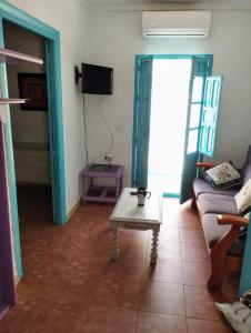 una sala de estar con un sofá y una mesa en Vintage MAYLU, en Algarrobo