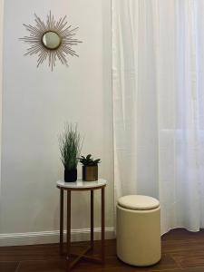 un tavolo con uno sgabello e una pianta su una parete di Pantheon 15 a Roma