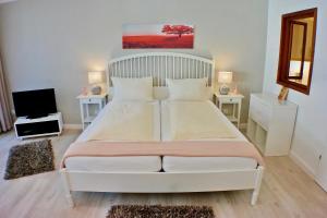 Ein Bett oder Betten in einem Zimmer der Unterkunft FeWo im Grünen mit Terrasse und Garten - gratis Therme
