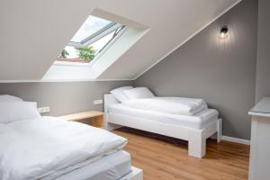 Postel nebo postele na pokoji v ubytování Ferienwohnung Frohsinn im historischen Gulfhof