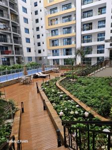 una passerella con panchine e fiori di fronte a un edificio di City haven Accommodation studios by Jeyem-Nandwa Ivy kileleshwa a Nairobi