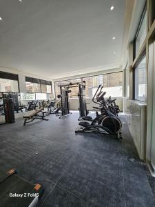 una palestra con macchinari per il cardio-fitness in un edificio con finestre di City haven Accommodation studios by Jeyem-Nandwa Ivy kileleshwa a Nairobi