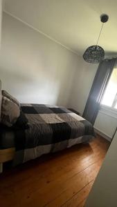 une chambre avec un lit et une fenêtre dans l'établissement Jolie maison individuelle de Village avec Jardin, à Villeréal