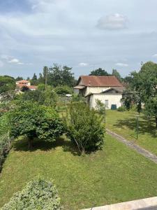 - une vue aérienne sur une cour avec une maison et des arbres dans l'établissement Jolie maison individuelle de Village avec Jardin, à Villeréal
