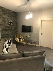 a living room with a couch and a tv at Pines House in Draç
