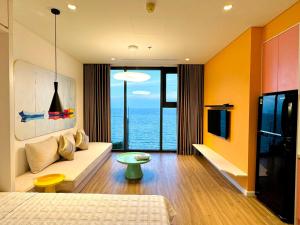 Μια τηλεόραση ή/και κέντρο ψυχαγωγίας στο HH Cozy House - căn hộ thuộc toà Flamingo Hải Tiến Thanh Hoá