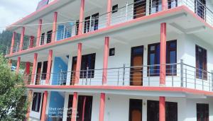 Galeriebild der Unterkunft Majestic House and Bonkers on the go Café in Kalgha