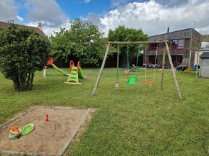 einen Spielplatz mit Schaukel im Hof in der Unterkunft Gîte studio 2 pers Le Coquelicot entre Loire et Sologne in Saint-Claude-de-Diray