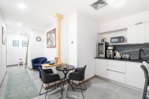 a kitchen and living room with a table and chairs at B&B Dante in Pordenone