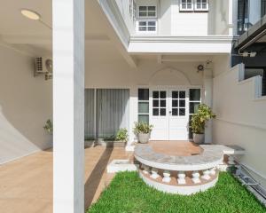 a home with a courtyard with a circular patio at Ombra House No20 in Chiang Mai