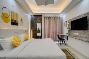 Postel nebo postele na pokoji v ubytování The Empire Studioz Hotel Golf Course Road Studio with Kitchen & Balcony One Horizon Center Paras Hospital Cyber City + 37 fotografií