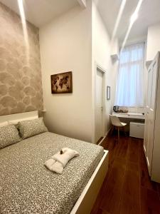 una camera da letto con un letto e un asciugamano sopra di Pantheon 15 a Roma Altre 59 foto
