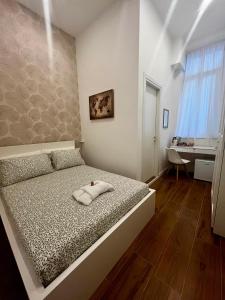 una camera da letto con un letto con due asciugamani sopra di Pantheon 15 a Roma