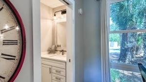 Ένα μπάνιο στο 3068 Seascape - Stunning Views!! Deck with Pool Access, Easy Access to Beach &, Shops