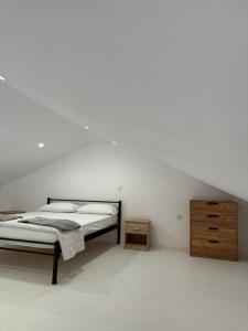 Кровать или кровати в номере Alex's seafront vacation house