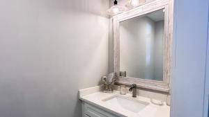 Ένα μπάνιο στο 3068 Seascape - Stunning Views!! Deck with Pool Access, Easy Access to Beach &, Shops