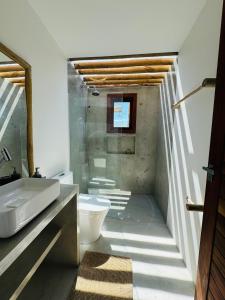 a bathroom with a sink and a toilet at Casa Calango suites in Fortim