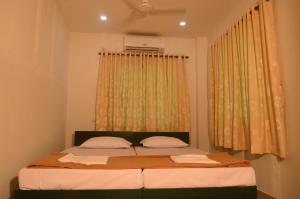 A bed or beds in a room at CL Dreams Homestay