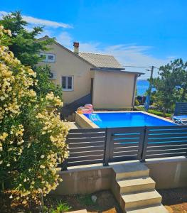 Bazén v ubytování Beachfront House Ivana with Pool - renovated 2025 nebo v jeho okolí
