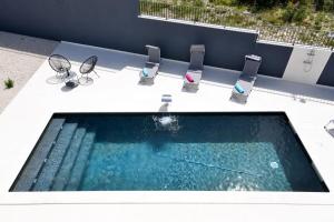 ロバニスカにあるVilla Helvetia with heated poolのギャラリーの写真