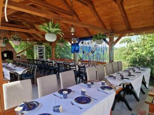 a dining room with white tables and chairs at Pensiunea turistica Retreat Belvedere in Vadu Crişului