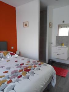 ein Schlafzimmer mit einem Bett und einer weißen Kommode in der Unterkunft Gîte studio 2 pers Le Coquelicot entre Loire et Sologne in Saint-Claude-de-Diray