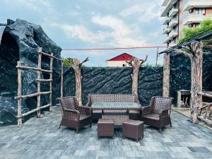 patio con 2 sedie, tavolo e recinzione di Grand Hotel Kobuleti a Kobuleti