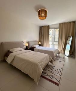 Giường trong phòng chung tại Marassi Marina Front 2bedr chalet