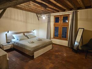 ein Schlafzimmer mit Bett, Schreibtisch und Fenster in der Unterkunft Le Valentin - 2 chambres - 4personnes - 109m2 in Troyes
