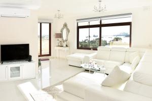 TV in/ali zabaviščno središče v nastanitvi Seagull Penthouse Marsaxlokk