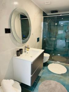 Et badeværelse på White Sea Apartment Premium