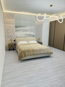 En eller flere senge i et værelse på White Sea Apartment Premium + 24 billeder