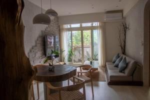 a living room with a table and a couch at 礁溪溫泉民宿 2-4人兩房公寓 侘寂風 in Jiaoxi +13 photos