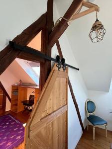 a room with a wooden door and a chair at Gemütliches Scheunenfachwerkhaus nahe Frankfurt mit Glasfaser und Klima in Bad Soden am Taunus