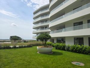 ロゴボにあるApartamenty Rogowo Pearlの庭木のある大きな建物