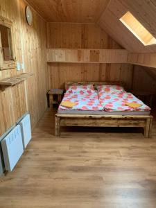 ZbytinyApartmány u Zbytiny的阁楼木制房间的一个床位