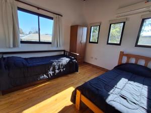 Un dormitorio con dos camas y una ventana en Dpto Tiempo Presente II, en Colón