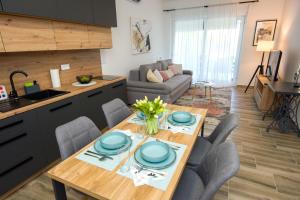 奥西耶克Complex nine的配有桌椅的厨房和客厅