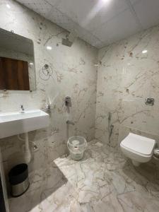un bagno con lavandino e WC di Glitz Hotels Golden Sands - Nr Asalpha Metro Station a Mumbai